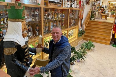 Uwe Löschner, Inhaber des Nussknackermuseums Neuhausen, mit einem überlebensgroßen Nussknacker.