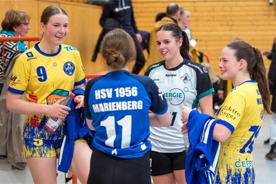 Unmittelbar nach Abpfiff trafen sich Martha Langer, Leni Winkler, Julia Kiulies und Leona Wagner (von links) zu einem kurzen Plausch.