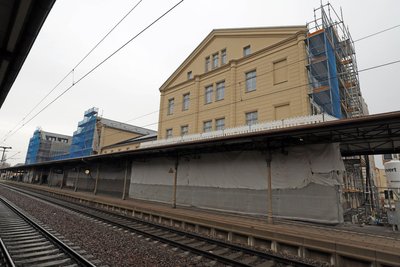 Das Freiberger Bahnhofsgebäude: Der Snackautomat davor war lange Zeit defekt.