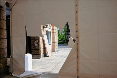 Großflächig wurde diese Zeltwand zerstört. Bis zum Opernball am Samstag kann sie aber ausgetauscht werden. 