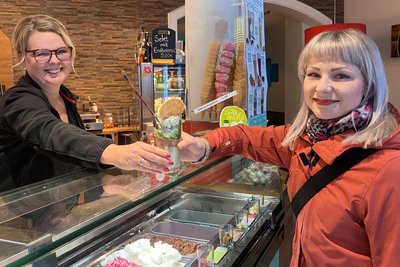 Der neue Pistazien-Cup im Freiberger Eiscafé Jannys ist sehr beliebt, hier Mitarbeiterin Berit Esche-Kosumi und Stefanie Uhlig aus Freiberg.