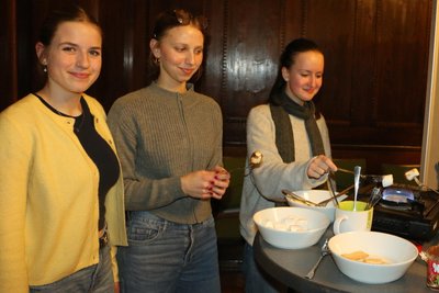 Lina, Jeanetta und Anna genossen die Marshmallows zusammen.