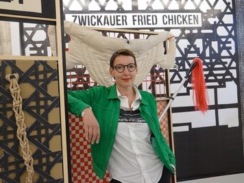 Die Künstlerin Jana Gunstheimer war am Freitag bei der Eröffnung ihrer Ausstellung bei den Freunden aktueller Kunst mit dabei. Ihr Thema: die Hauptstraße, an der sich auch die Galerie befindet. 