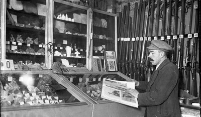 Bruno Gebhardt in der ursprünglichen Sammlung, zu der auch viele Waffen gehörten.