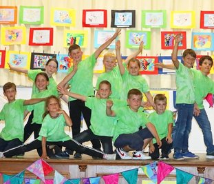 Zum Abschluss des Tanzprojektes präsentierten sich die Grundschüler auf der Bühne im "Weißen Ross". 