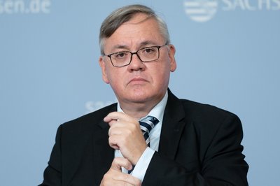 Dresden im Oktober 2021: Dirk-Martin Christian, Präsident des Landesamtes für Verfassungsschutz Sachsen, bei einer Pressekonferenz in der Sächsischen Staatskanzlei.