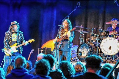 Gabriel Agudo (Mitte) begeisterte mit seiner Allstar-Band. Links: Fernando Perdomo.