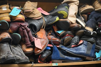 Blick ins Reparatur-Regal: Die Leute lassen nach wie vor Schuhe reparieren.