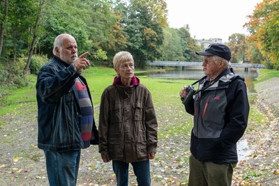 Die Auerbacher Vogelkundler Thomas und Petra Schulz sowie Michael Thoß (v. l.) inspizieren die Flachwasserzone des Biotops.