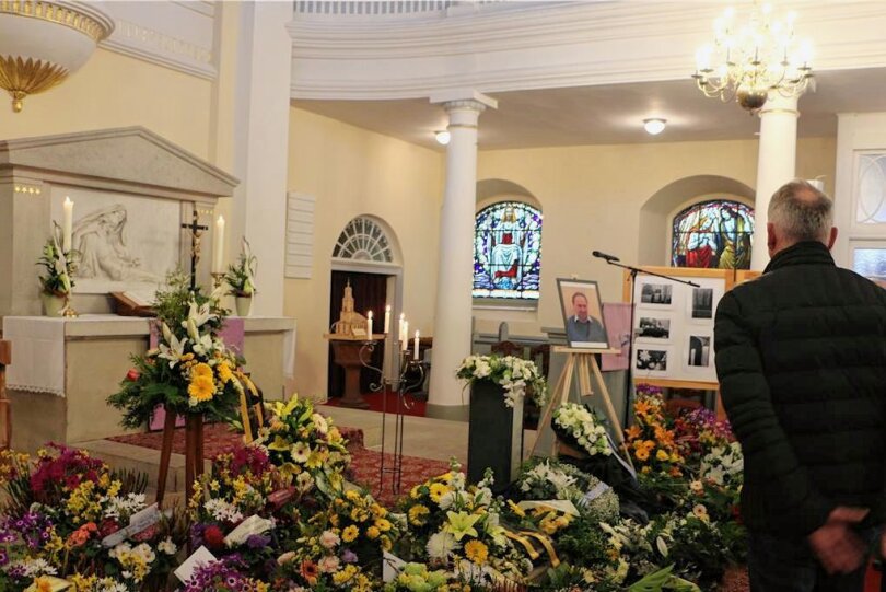 Blumen über Blumen zum Abschied von Jonny Ansorge in der Pausaer Kirche.