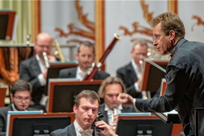 Das Silvesterkonzert der Erzgebirgischen Philharmonie wurde von Generalmusikdirektor Jens Georg Bachmann dirigiert. Den Melodien lauschten 600 Besucher. 