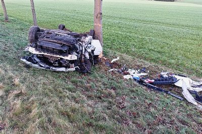 Auf dem abschüssigen Gelände neben der B 173 überschlug sich der Wagen und kollidierte mit einem Baum. 
