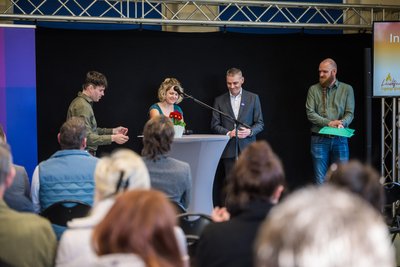 Sebastian Franke (v. r.), Volker Weber und Esther Grübler stellten das Projekt vor, links der Moderator.