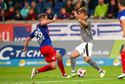 Manuel Konrad (28, Uerdingen) und Kevin Hoffmann (8, Zwickau) im Zweikampf