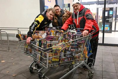 Ronny Glasek, Justin Klima und Jonas Müller (v. l.) haben es krachen lassen. Mehr als 800 Euro liegen da in den zwei Körben.