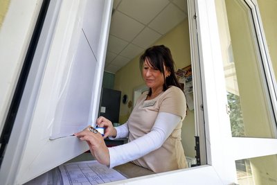 Durch das Fenster im Innenhof kamen der oder die Täter in die Praxis.