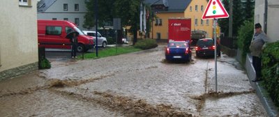 
              <p class="artikelinhalt">Auch an der Kreuzung in Niedergelenau war die Straße überflutet, obwohl zum Zeitpunkt des Fotos schon das Gröbste vorbei war. Das Wasser schoss sogar durch Fenster, berichten Augenzeugen. </p>
            