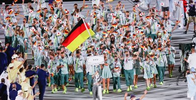 Einmarsch der deutschen Delegation zur Eröffnungsfeier der Olympischen Spiele in Tokio. 
