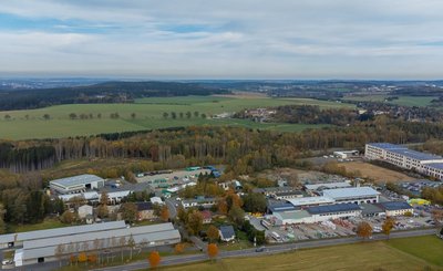 Im Bereich des heutigen Falkensteiner Gewerbeparks an der Plauenschen Straße befand sich bis in die 1920er-Jahre die Chemische Fabrik Dorfstadt, später ein Tanklager. Es gibt tiefe Kontaminationen. 