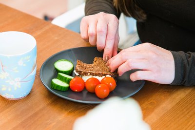 Häufige erste Zeichen sind eine Veränderung des Essverhaltens, das über ein jugendliches Experimentieren hinaus geht.
