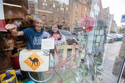 Auch für die Schaufenster-Deko in der Marktstraße ist die ehrenamtliche Mitarbeiterin unter anderem mit zuständig.