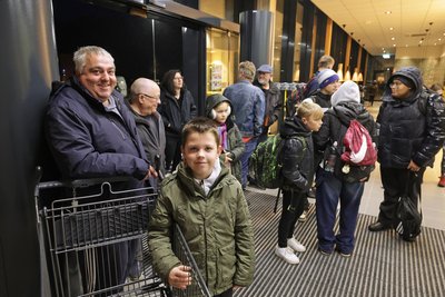 Andrè Lehn (links) und Sohn Paul waren die ersten Kunden im neuen Edeka-Markt an der St. Jacober Hauptstraße 135. Er hat am Dienstag pünktlich 7 Uhr geöffnet.