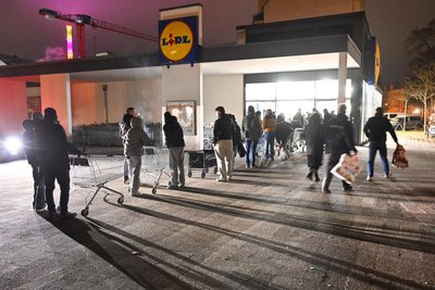 Gegen 4 Uhr standen die ersten Kunden in der Kälte an.