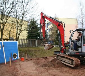 
              <p class="artikelinhalt">Die Arbeiten am Minispielfeld an der Stützengrüner Grundschule haben in diesen Tagen begonnen. Bis Anfang Juni soll die Anlage fertig sein, die hauptsächlich vom DFB bezahlt wird. </p>
            