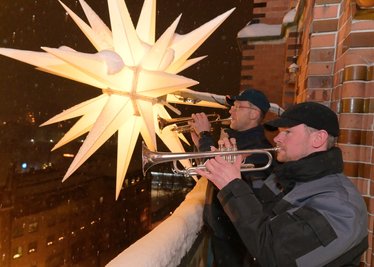 Sebastian Schlesinger (vorn) und Thomas Hildebrandt (hinten) haben am Samstag auf dem Turm der St. Nicolaikirche in Aue gespielt. 