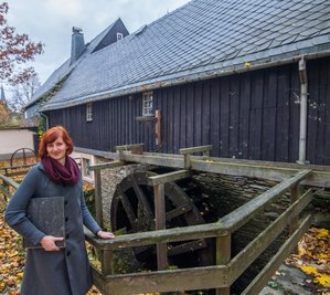 Die Leiterin der Heimatwelten Zwönitz, Paula Stötzer, hat das neue Konzept für die Knochenstampfe mit erstellt.