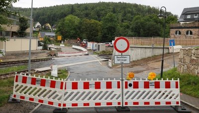 Hier kommen derzeit nur Baustellenfahrzeuge durch: Bahnübergang an der Bergstraße, die Antonsthal und Antonshöhe verbindet. 