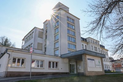 Die Praxis befindet sich im Erdgeschoss des ehemaligen Krankenhauses.