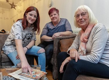 Autorin Christina Seidel (rechts) begleitet seit 15 Jahren die sogenannten Weihnachtskinder die in Rodewisch geboren worden sind. Celina Ziegner (links) ist eines davon. In der Mitte: Mutti Nicole. 