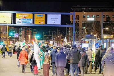 In der Chemnitzer Innenstadt demonstrierten am Montagabend knapp 1000 Menschen. 