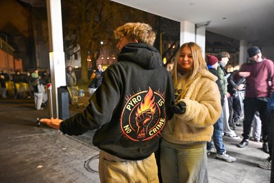 „Pyro is no Crime“ hat Jeremy, der mit Freundin Alina anstand, auf seinem Pulli stehen.
