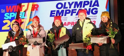 Empfang in Oberwiesenthal: Die Olympiasiegerinnen Katharina Hennig und Denise Herrmann, Silbergewinner Eric Frenzel sowie Terence Weber und Julia Taubitz (v. l.) wurden in der Heimat mit ihren Trainern, Helfern und Betreuern für ihre Erfolg in Peking gefeiert.
