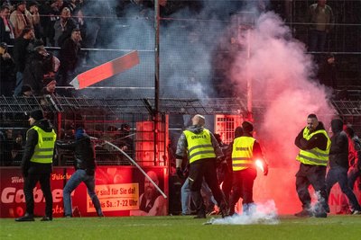 Da flog vor dem Zwickauer Fanblock einiges durch die Luft: Unschöne Szenen spielten sich vor der Nachholpartie des FSV gegen den SV Babelsberg im Karl-Liebknecht-Stadion in Potsdam ab.