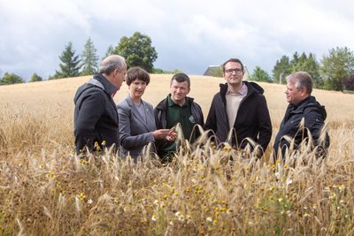 Thomas Lippert, Silke Fischer und Daniel Hirsch von den Bauernverbänden Bayern und Vogtland im Gespräch mit Lars Schubert und Stephan Fischer vom Brothersteller Pema.