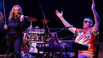 Musiker Jens Pfretzschner war an diesem Abend gleich für zwei Bands im Einsatz. Nachdem er bei Sevenheat am Keyboard saß, trat er im Finale noch mit der Leipziger Queen-Coverband Rockfonie auf. 