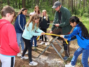 Waldjugendspiele im Leubnitzer Revier: An der Station von Christian Puffke mussten die Viertklässler der Grundschule Frankenhausen Geschick und Schnelligkeit beim Sägen beweisen.