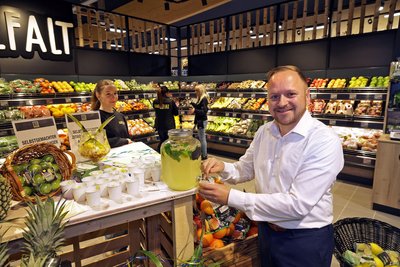 Der Namensgeber des Marktes - Betreiber Ronny Kadelke. Zur Eröffnung gab es Zitronenlimonade.