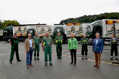 Seit 30 Jahren geht der Güternah- und Fernverkehr Ralf Rieger für die Sternquell-Brauerei auf Tour. Anlässlich des Jubiläums bekamen die Fahrzeuge des Unternehmens ein neues Outfit. Firmenchef Frank Rieger (4. von links) freut sich über die gute Geschäftsbeziehung. 
