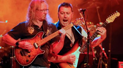 Die Hofer Band Blind Date rockte die Bühne mit Songs von Bon Jovi bis Jethro Tull.