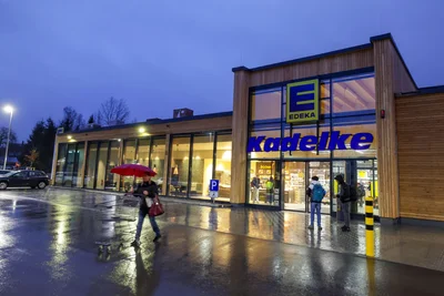 In Holzbauweise wurde der Edeka-Markt errichtet. Davor gibt es rund 60 Parkplätze.