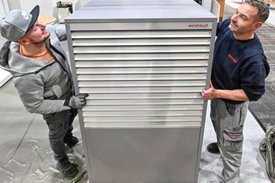Bei der Baumesse Chemnitz spielte das Thema Erdwärme eine große Rolle. Maik Buttkies und Jan Riehle von der Firma Weishaupt mit einer neuen Wärmepumpe.