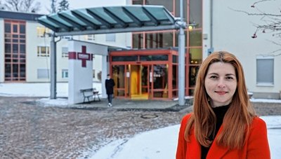 Klinik-Geschäftsführerin Diana Lohmann am Eingang des Lichtensteiner DRK-Krankenhauses. 