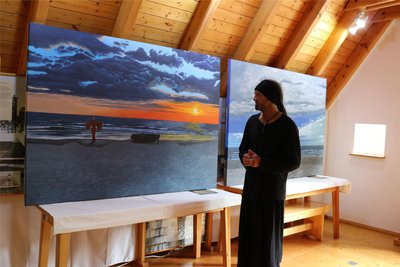 Jan Trummer zeigt im Pferdegöpel-Huthaus Johanngeorgenstadt bis Ende September großformatige Acrylgemälde. Die zwei im Hintergrund wurden von der Ostsee inspiriert.