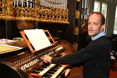 Der Auer Kantor Detlev Küttler spielt am Samstag in der methodistischen Christuskirche in Aue an der Orgel. Das Konzert findet im Rahmen des Auer Stadtfestes und des 1. Auer Orgelsommers statt.