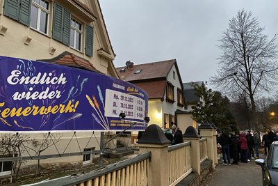 Auch bei Pyro24 auf der Schumannstraße hat sich eine lange Schlange gebildet.