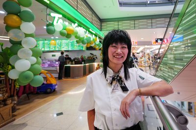 Viet Pauer vor dem neuen Asia-Imbiss in der Stadt-Galerie: Die Friseurmeisterin machte ihr Hobby zum Zweitberuf.
